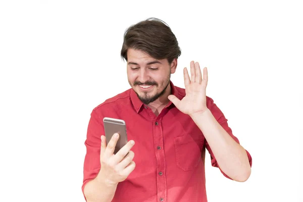 在红色衬衫的人的肖像使用在白色背景上孤立的智能手机 — 图库照片