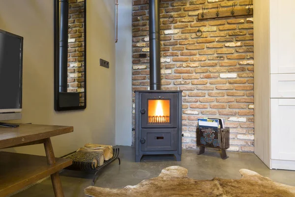 Otelin şömineli modern loft oturma odası