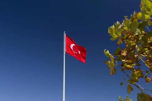 Turkiska Flaggan Vifta Med Blå Himmel Bakgrund — Stockfoto