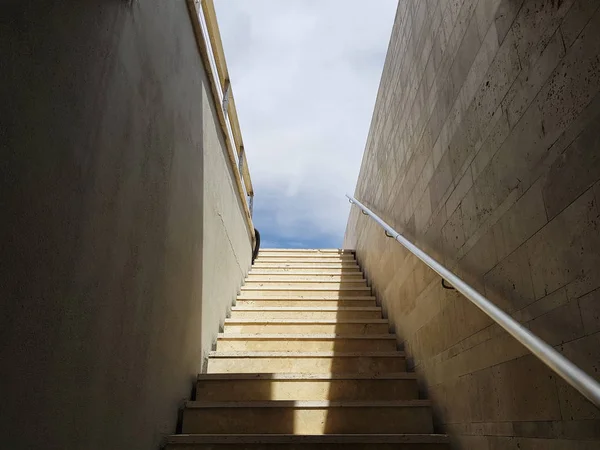 Nahaufnahme Der Marmortreppe Mit Chromgeländer — Stockfoto