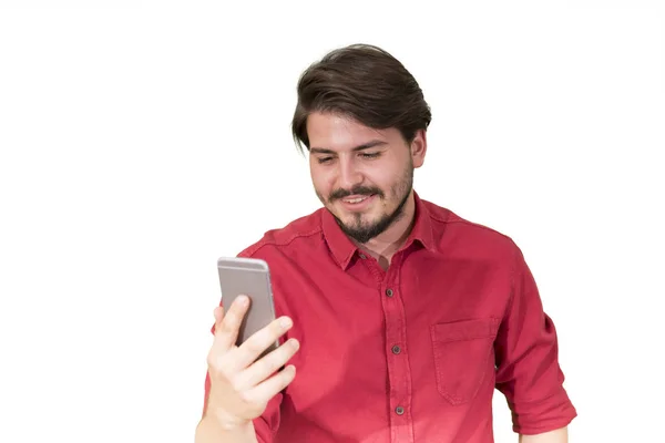 스마트폰 바탕에 격리를 빨간색 셔츠에 남자의 초상화 — 스톡 사진