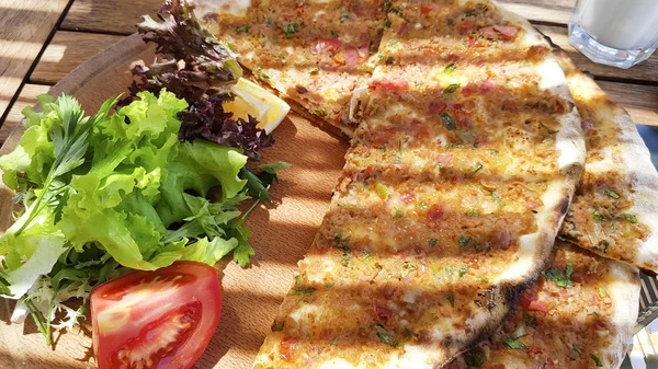 Ahşap tahta üzerinde hizmet pizza görünümünü kapat