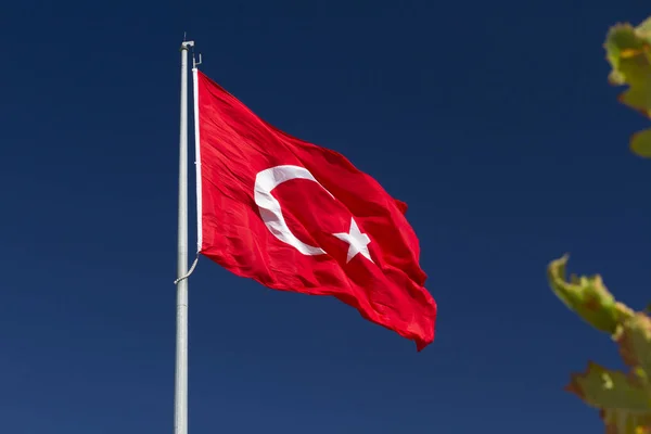 Flaga Turecka Machając Niebieski Niebo Tle — Zdjęcie stockowe