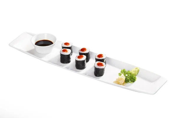 Zblízka Pohled Různé Sushi Sojová Omáčka Desce Izolovaných Bílém Pozadí — Stock fotografie