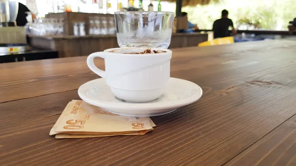 Nahaufnahme Von Tasse Kaffee Und Glas Wasser — Stockfoto