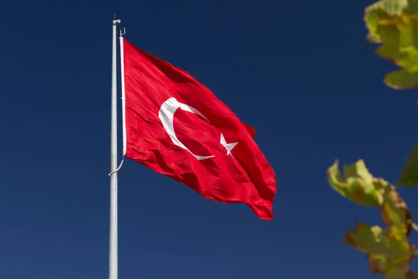 Flaga Turecka Machając Niebieski Niebo Tle — Zdjęcie stockowe