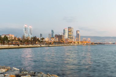 Izmir, Türkiye - 15 Ağustos 2017: Güzel gece manzara kıyı görünümünü Izmir, Türkiye