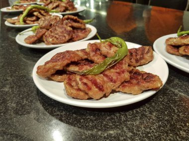 lezzetli yemek tabakta görünümünü kapat