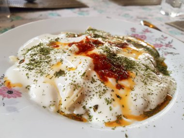 baharat ve soslar ile ev yapımı kızarmış yumurta