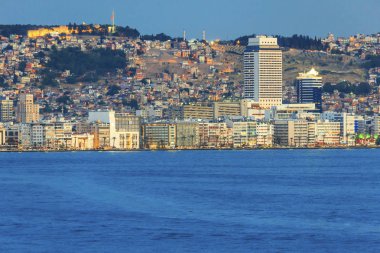 Izmir, Türkiye - 15 Ağustos 2017: Güzel gece görünümü Izmir şehir, Türkiye