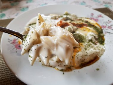 baharat ve soslar ile ev yapımı kızarmış yumurta