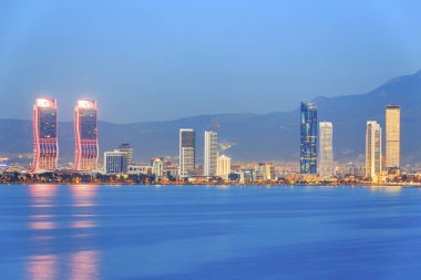Izmir, Türkiye - 15 Ağustos 2017: Güzel gece görünümü Izmir şehir, Türkiye