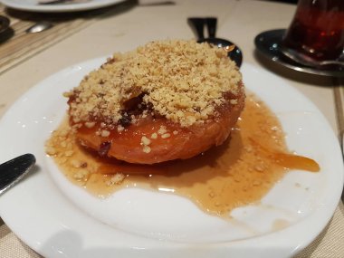 lezzetli yemek tabakta görünümünü kapat