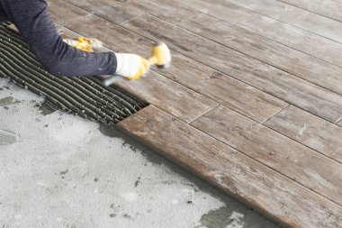 Kısmi erkek işçisi şehir sokak görünümünü