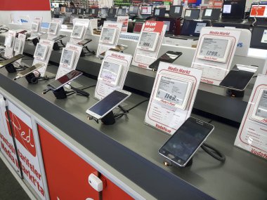 Izmir, Türkiye - 27 Kasım 2017: yeni elektronik mağazasında görünümünü yakından