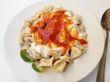 Soslar plaka üzerinde hizmet lezzetli ev yapımı köfte