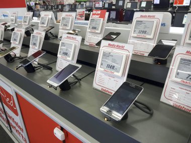 Izmir, Türkiye - 27 Kasım 2017: yeni elektronik mağazasında görünümünü yakından