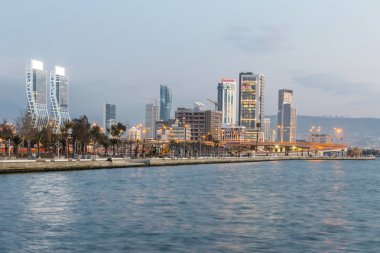 Izmir, Türkiye - 15 Ağustos 2017: Güzel gece manzara kıyı görünümünü Izmir, Türkiye