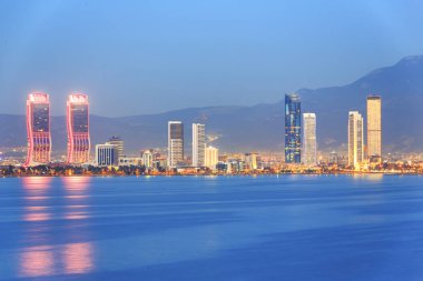 Izmir, Türkiye - 15 Ağustos 2017: Güzel gece görünümü Izmir şehir, Türkiye