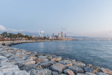 Izmir, Türkiye - 15 Ağustos 2017: Güzel gece manzara kıyı görünümünü Izmir, Türkiye