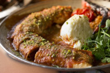 lezzetli yemek tabakta görünümünü kapat