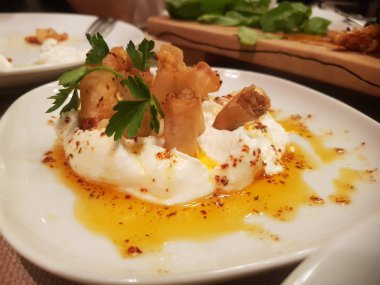 lezzetli yemek tabakta görünümünü kapat