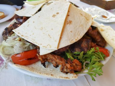 lezzetli yemek tabakta görünümünü kapat