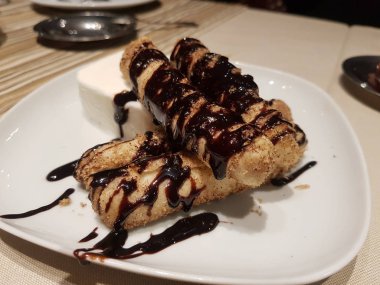 lezzetli yemek tabakta görünümünü kapat