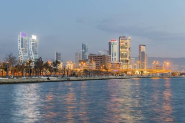 Izmir, Türkiye - 15 Ağustos 2017: Güzel gece manzara kıyı görünümünü Izmir, Türkiye