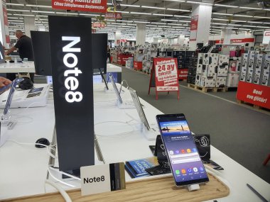 Izmir, Türkiye - 27 Kasım 2017: yeni elektronik mağazasında görünümünü yakından