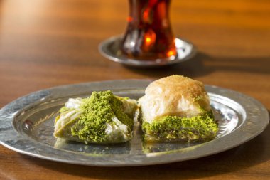 pasta ve ahşap masa üzerinde cam fincan sıcak çay adet görünümünü kapat