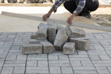 Kısmi erkek işçisi şehir sokak görünümünü