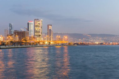 Izmir, Türkiye - 15 Ağustos 2017: Güzel gece manzara kıyı görünümünü Izmir, Türkiye
