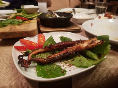 Izgara ahtapot sebze ile servis görünümünü kapat