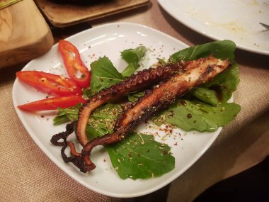 Izgara ahtapot sebze ile servis görünümünü kapat