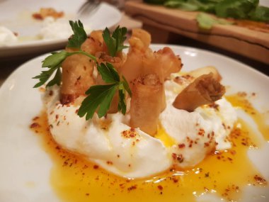 lezzetli yemek tabakta görünümünü kapat