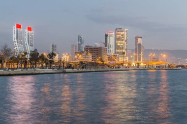 Izmir, Türkiye - 15 Ağustos 2017: Güzel gece manzara kıyı görünümünü Izmir, Türkiye