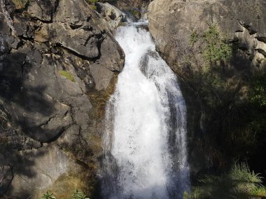 akan dağ şelale doğal görünümü