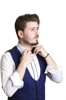 Beyaz arka plan üzerinde genç şık adam portresi