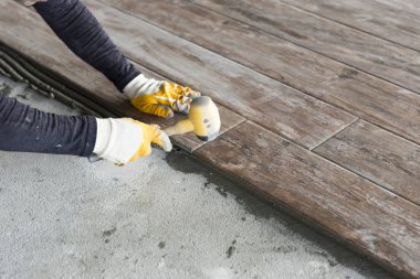 Kısmi erkek işçisi şehir sokak görünümünü