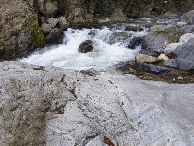 akan nehir dağ manzaralı görünüm