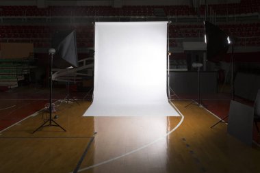 ışıklar ve beyaz cyclorama görünümünü kapat