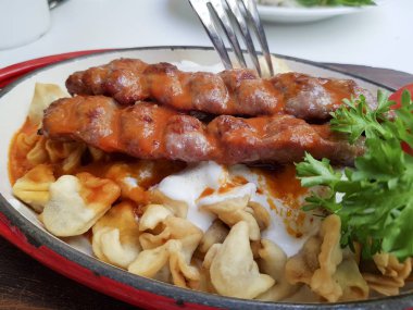 lezzetli yemek tabakta görünümünü kapat