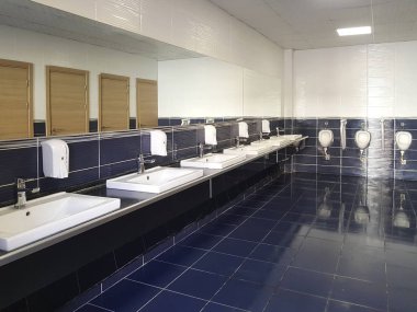 boş umumi tuvalet iç görünüm