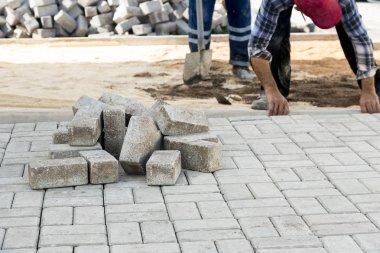 Kısmi erkek işçisi şehir sokak görünümünü
