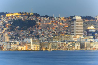 Izmir, Türkiye - 15 Ağustos 2017: Güzel gece görünümü Izmir şehir, Türkiye