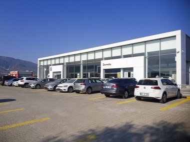 Izmir, Türkiye - 15 Ağustos 2017: Park yaz gününde düzenlenen otomobil