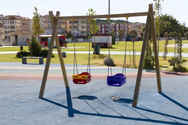 Çocuk Oyun Parkı Park üzerinde renkli plastik çocukça görünümü kadar yakın salıncaklar