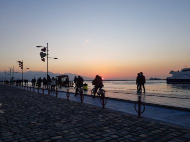 Izmir, Türkiye - 15 Ağustos 2017: Güzel gece manzara kıyı görünümünü Izmir, Türkiye