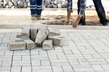 Kısmi erkek işçisi şehir sokak görünümünü